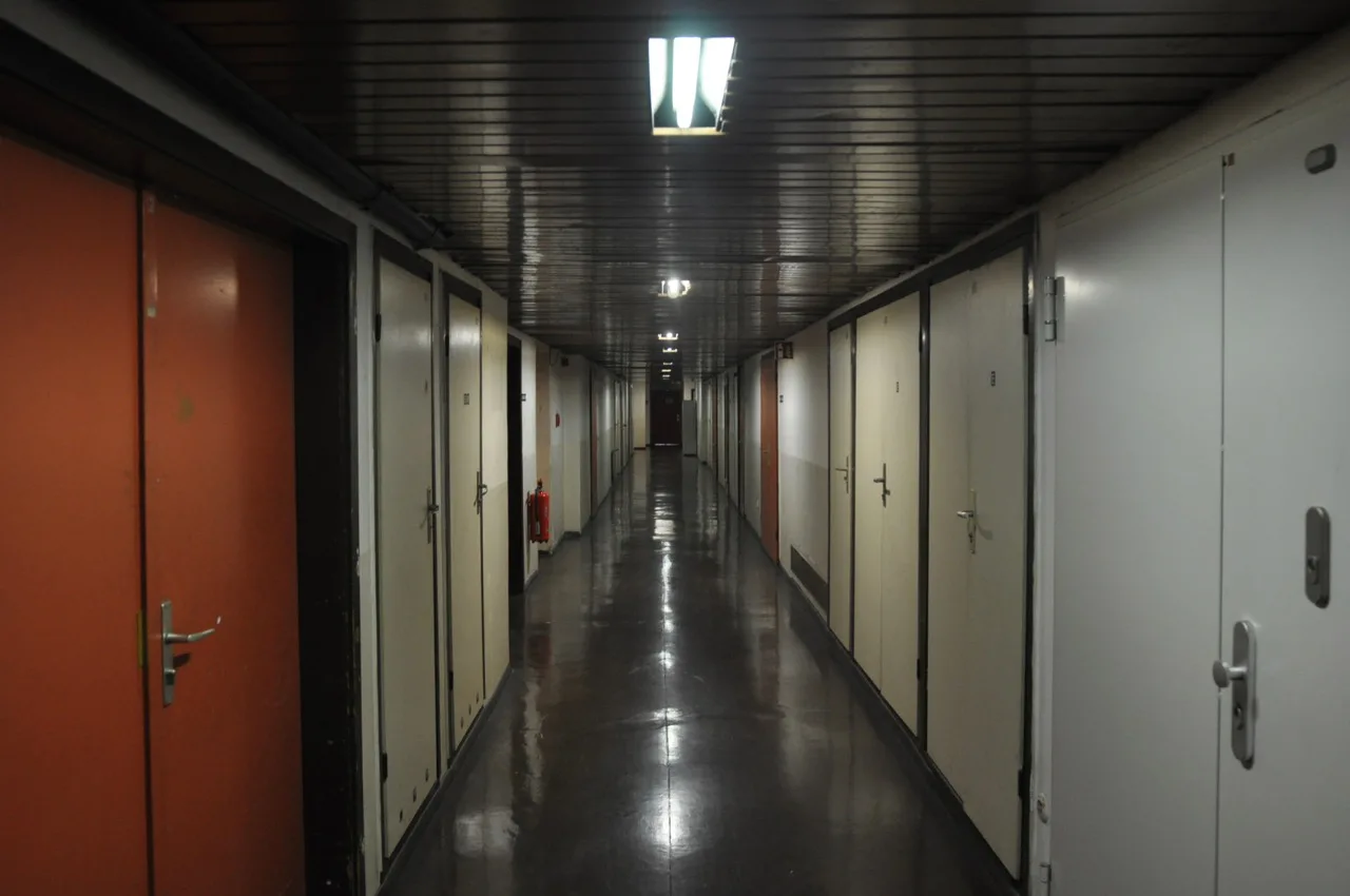 Bogenfenster in schlichter Architektur