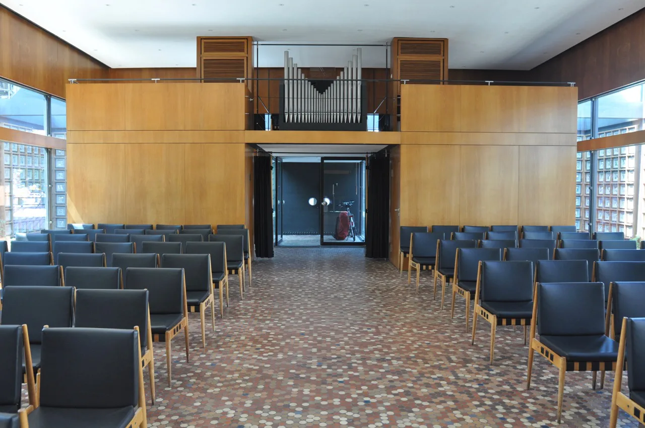Hofwand mit ruhiger Oberflaeche